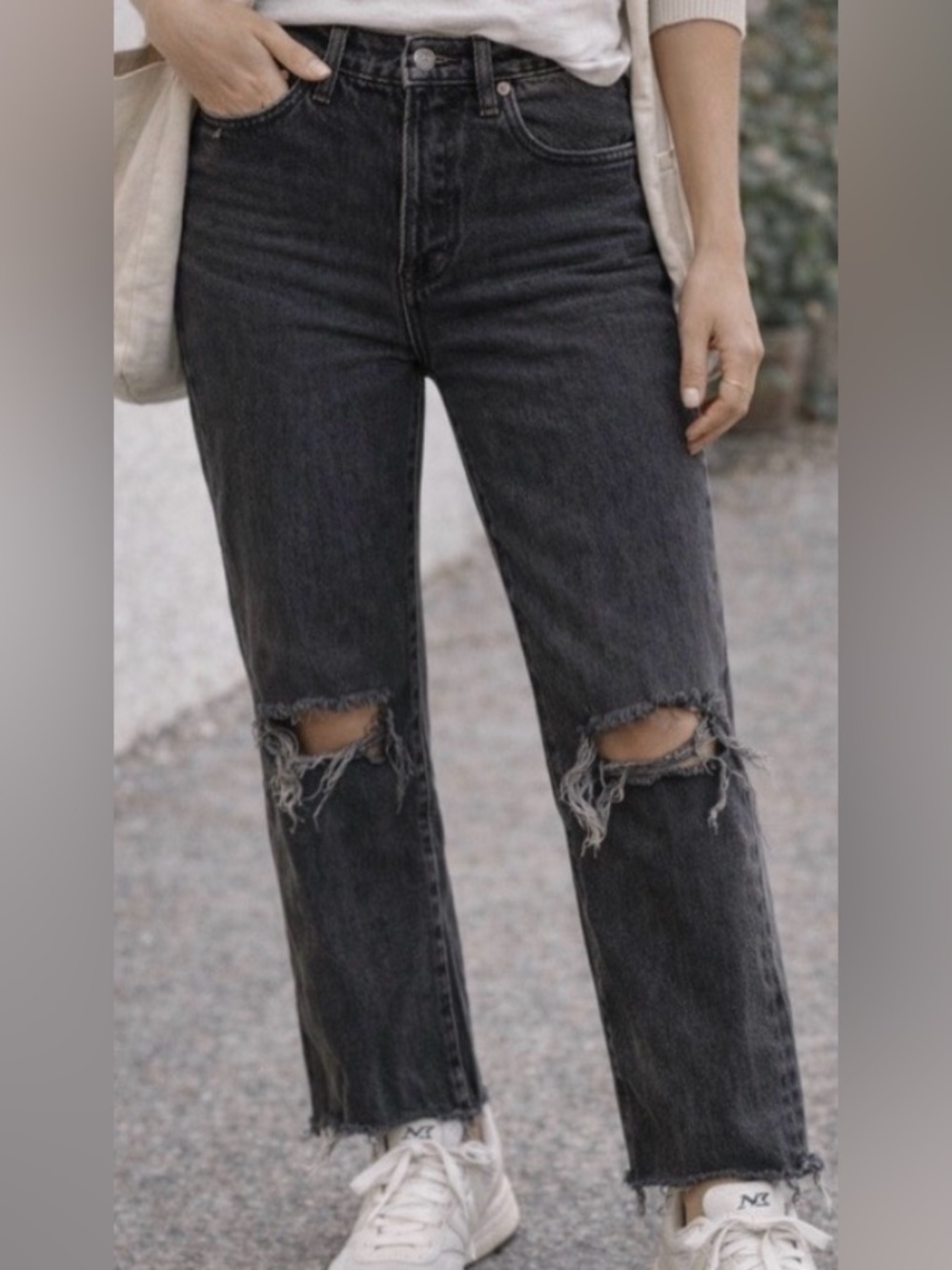 Levi’s Ribcage straight jeans 28 black distressed knee raw hem high rise.